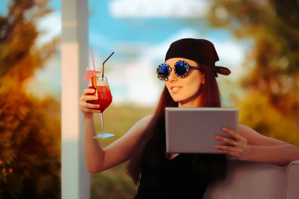 Wanita musim panas mengenakan Bandana dan kacamata hitam dengan Tablet PC — Stok Foto
