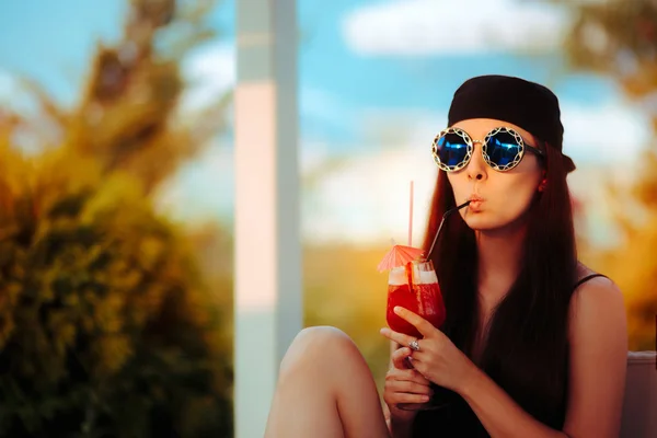 Cool Summer Girl con una copa de cóctel y gafas de sol de moda de gran tamaño —  Fotos de Stock