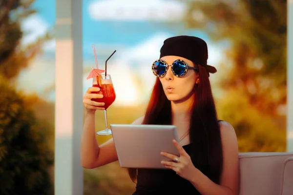 Kobieta lato noszenie chustka i okulary przeciwsłoneczne z Pc Tablet — Zdjęcie stockowe
