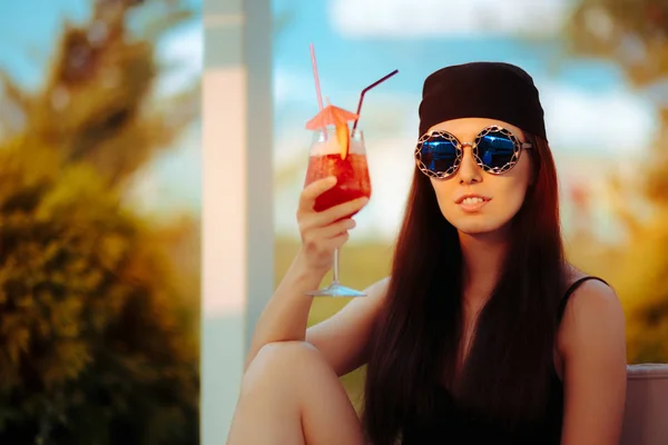 Cool Summer Girl con una copa de cóctel y gafas de sol de moda de gran tamaño —  Fotos de Stock