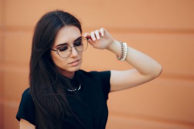 Şık moda ve kadın ile son moda gözlük inci aksesuarları
