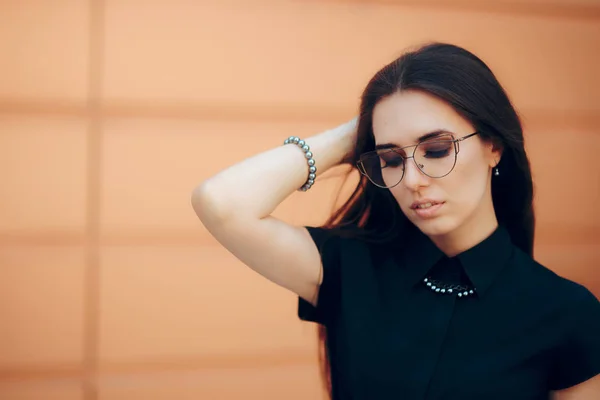 Elégant Fashion Woman avec des lunettes de vue tendance et des accessoires de perles — Photo