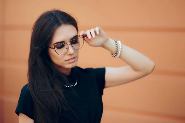 Elégant Fashion Woman avec des lunettes de vue tendance et des accessoires de perles — Photo