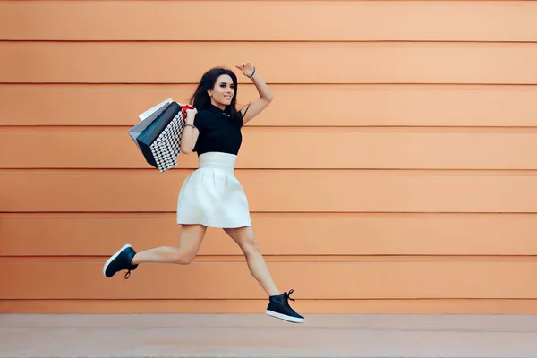 Šťastná žena běží s nákupní tašky v sezóně Letní výprodej — Stock fotografie