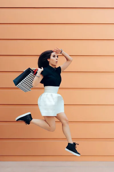 Femme surprise courir avec des sacs à provisions en été saison de vente — Photo