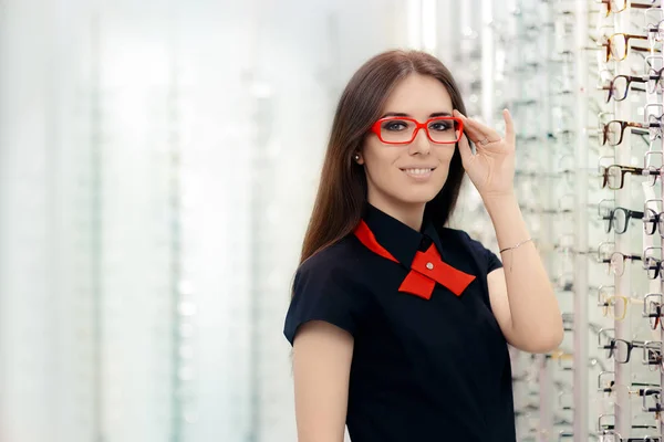 Μόδα γυναίκα που φοράει γυαλιά στο ιατρικό κατάστημα οπτικών — Φωτογραφία Αρχείου
