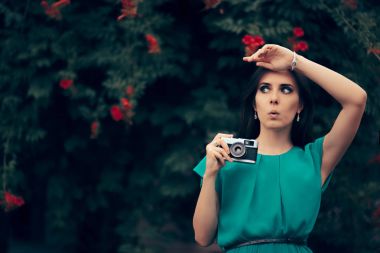 Komik kadın ile bir Bahçe partisi Event'de Vintage fotoğraf makinesi