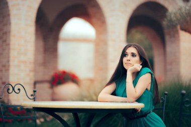 Üzgün kadın olmanın bir tarihte bir restoranda ayağa kalktı
