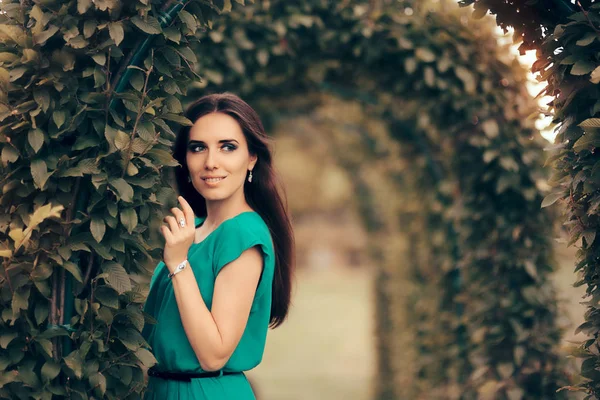 Mulher elegante bonita que assiste a festa formal no jardim — Fotografia de Stock