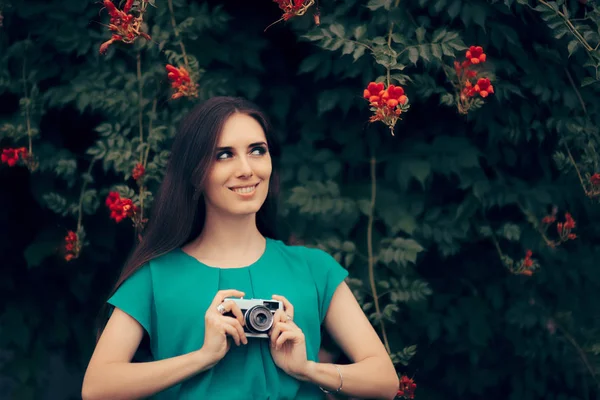 Ευτυχισμένη γυναίκα με Vintage φωτογραφική μηχανή σε μια εκδήλωση πάρτι στον κήπο — Φωτογραφία Αρχείου