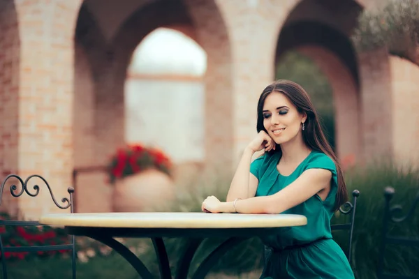 Улыбающаяся женщина в ожидании важного свидания за столом ресторана — стоковое фото