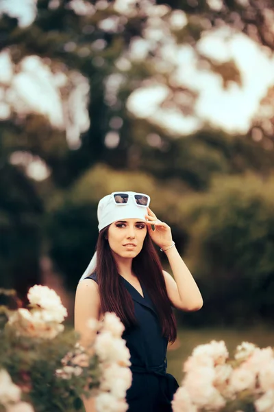 Moda mujer usando cabeza bufanda y gafas de sol retro estilo 70 — Foto de Stock
