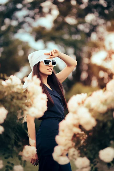 Moda mulher vestindo cabeça cachecol e óculos de sol retro estilo 70 — Fotografia de Stock