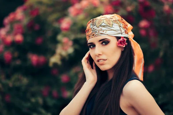 Moda mujer usando cabeza bufanda en 70s estilo retro traje — Foto de Stock