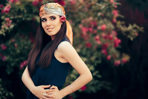 Mode femme portant foulard de tête dans les années 70 style rétro tenue — Photo