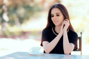 Bir fincan kahve sahip deyim kolye ile güzel kadın 