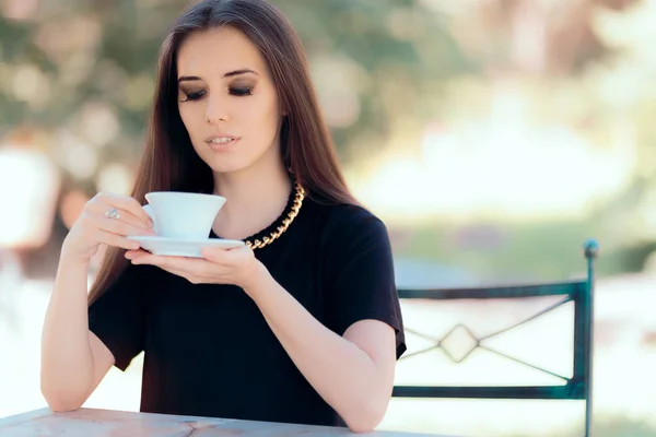 Hermosa mujer con collar declaración de tener una taza de café — Foto de Stock