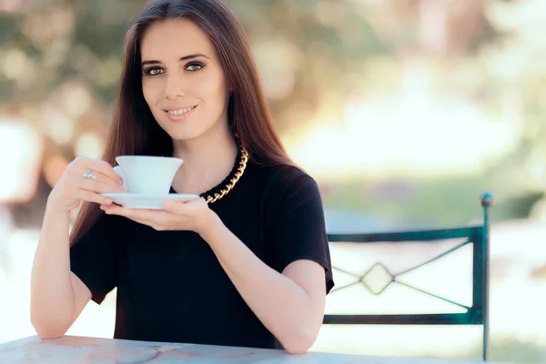 Schöne Frau mit Statement-Halskette bei einer Tasse Kaffee — Stockfoto