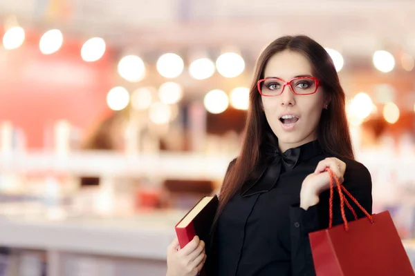 Förvånad tjej bär glasögon Shopping för böcker — Stockfoto