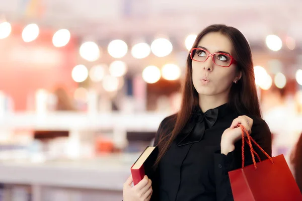 Kitaplar için alışveriş gözlük giyen sürpriz kız — Stok fotoğraf