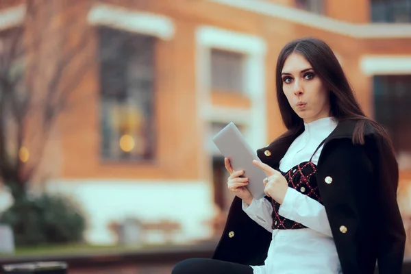 Αστείο κορίτσι με το Tablet Pc στην πανεπιστημιούπολη — Φωτογραφία Αρχείου