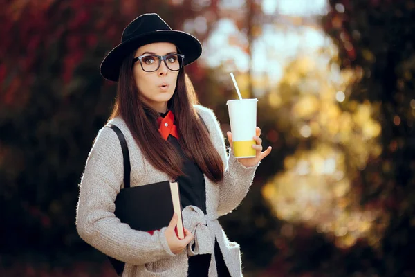 Murid Perempuan Terkejut Memegang Minuman Panas dan Buku — Stok Foto