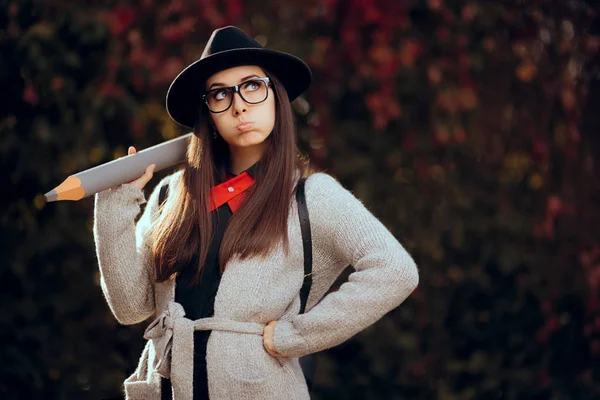 Étudiant drôle avec Fedora, lunettes et sac à dos tenant un grand crayon — Photo