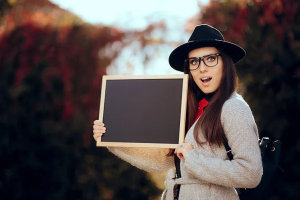 Förvånad Student håller en Blackboard tecken försäljning tillkännagivande — Stockfoto
