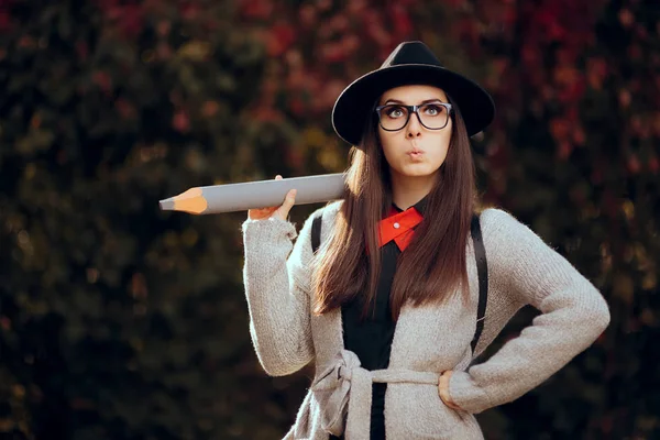 Estudiante sorprendido con Fedora, gafas y mochila sosteniendo un lápiz grande —  Fotos de Stock