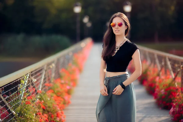 Modieuze vrouw in Turkse stijl Outfit op de brug van verlangens — Stockfoto