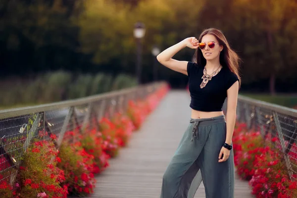 Modische Frau im türkischen Outfit auf der Brücke der Wünsche — Stockfoto