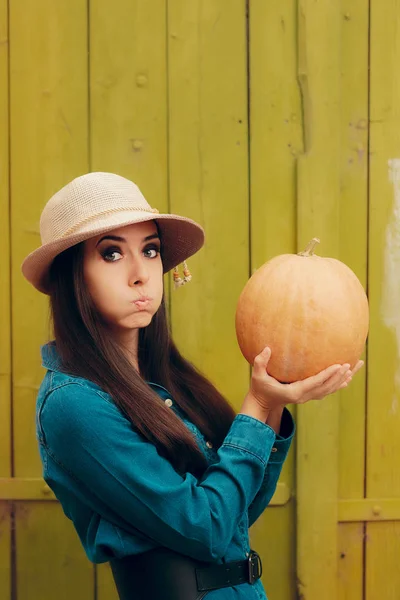 Funny Autumn Woman Holding Pumpkin — Stok Foto