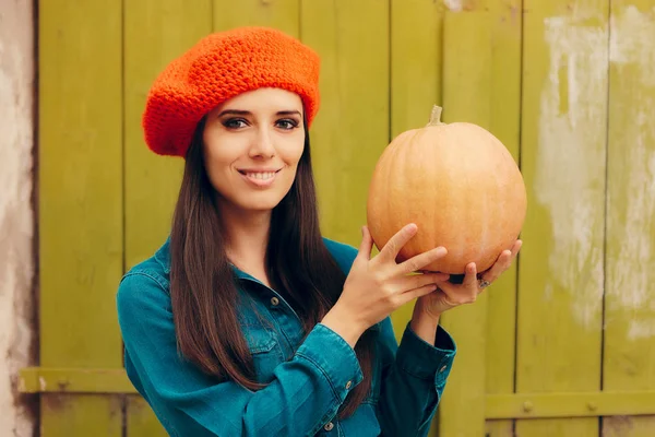 Happy Autumn Woman Holding Pumpkin — Stock Photo, Image