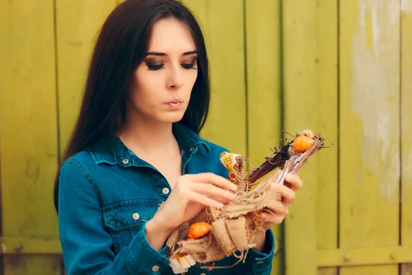 Denken meisje houdt van decoratieve herfst krans — Stockfoto