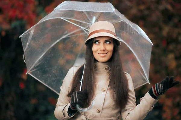Щаслива жінка з прозорою пластиковою прозорою парасолькою в осінній дощ — стокове фото