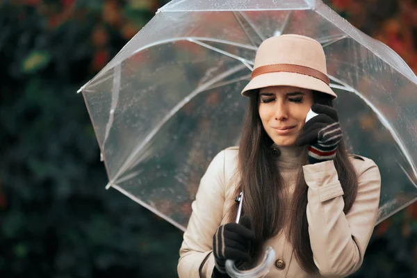 Sorgliga kvinna med paraply i höst regnet gråter — Stockfoto