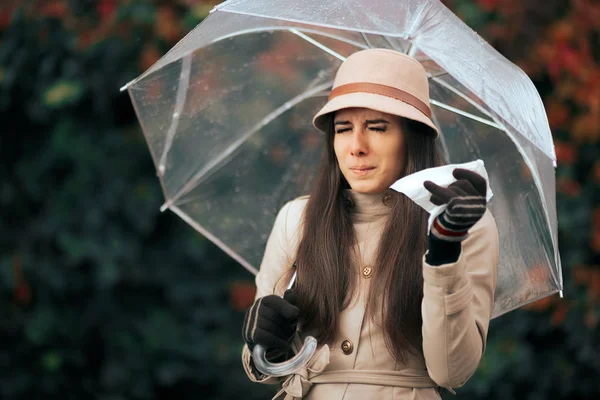 Mujer enferma sosteniendo paraguas bajo lluvia otoñal que sufre de alergias — Foto de Stock