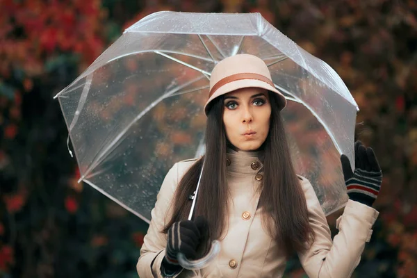 Mulher surpresa com guarda-chuva transparente de plástico transparente na chuva de outono — Fotografia de Stock