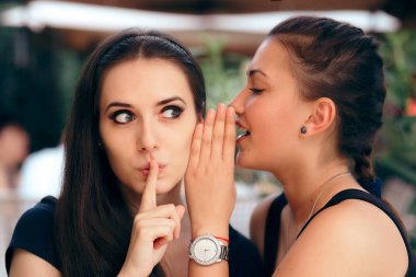 Dedikodu kız Telling Sırlar sürpriz onun arkadaşı