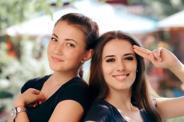 Portret van twee gelukkige mooie meisjes — Stockfoto