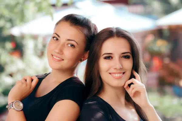 Portræt af to glade smukke piger - Stock-foto