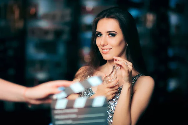 Modelo Glamoroso Estrelado em Vídeo de Campanha de Moda Comercial — Fotografia de Stock