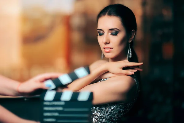 Glamorös modell huvudrollen i mode kampanj Video kommersiella — Stockfoto