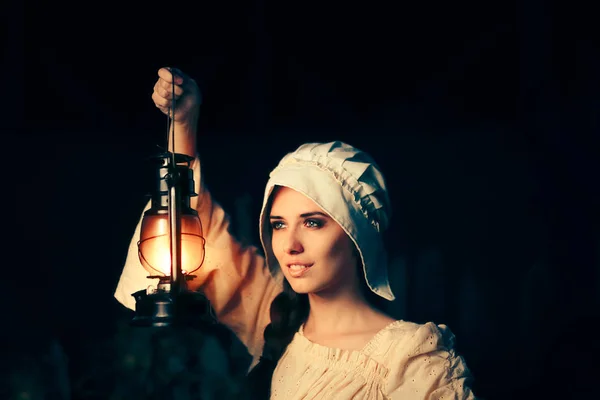 Femme médiévale avec Lanterne Vintage Dehors la nuit — Photo