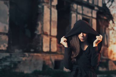 Gizemli kötü ruhu önünde bir korku evi terk etti.