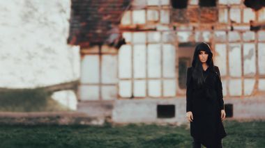 Gizemli kötü vampir önünde bir korku evi terk etti.