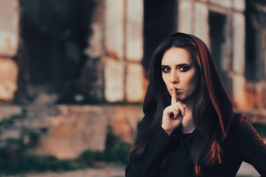 Cadılar Bayramı kadın gizli bir harabe önünde tutmak