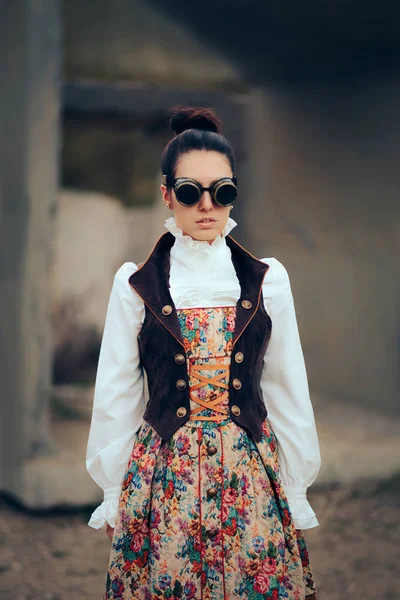 Steampunk vrouw in bril — Stockfoto