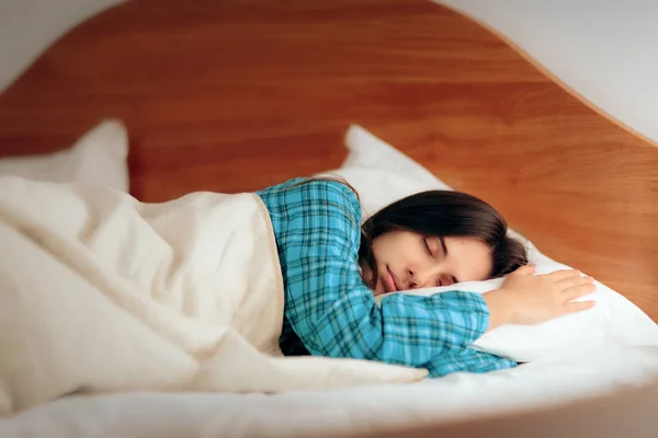 Mujer en pijama durmiendo en el dormitorio —  Fotos de Stock