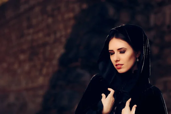 Mujer de moda en vestido negro — Foto de Stock